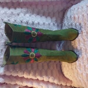 Floral Embroidered Green Soft Leather Cowgirl Boots. 4" heel, Size 8.5.